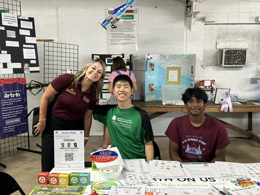 University of Minnesota Extension staff visiting the Earth on Us table